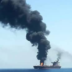 日本のタンカーがホルムズ海峡で炎上　襲撃犯の正体は誰だ？