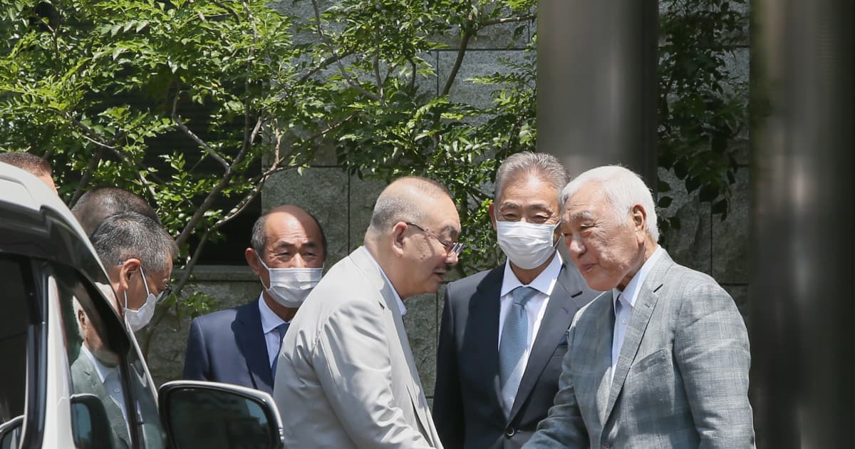 ヤクザ界の重鎮2人・髙山清司と清田次郎が「ガッチリ握手」の背景 FRIDAY(フライデー)