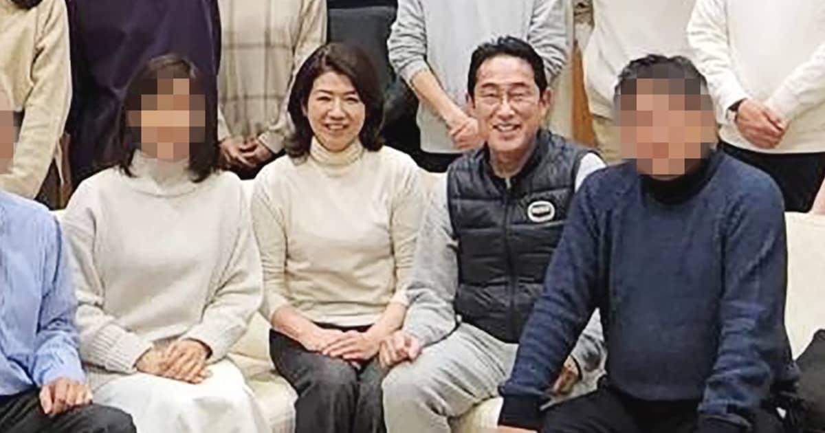 【岸田文雄首相】首相公邸「親族大忘年会」に寝間着&裸足で参加ご満悦写真 | FRIDAY(フライデー)