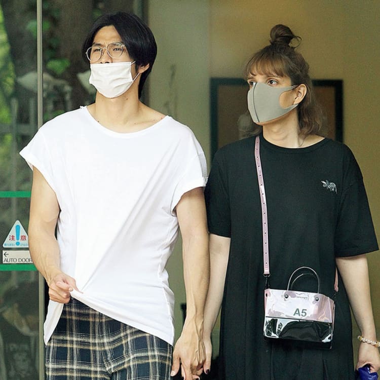 野村祐希とIVAN 手を握り合い高級スーパーでお買い物